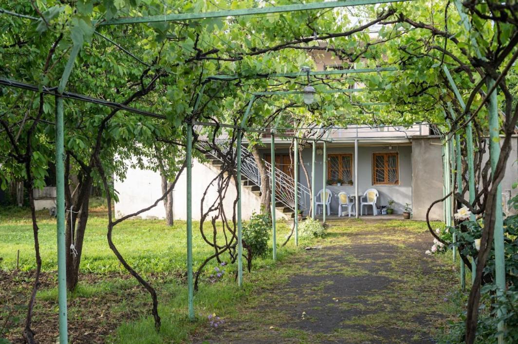 Gvirilas Sakhli Guest House Khashuri Eksteriør billede
